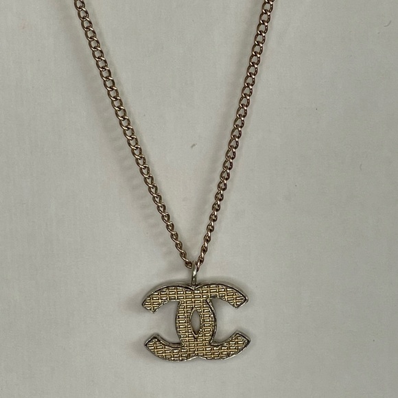 CHANEL CC Logo Gold Tone chocolate bar pendant Necklace - Picture 2 of 9